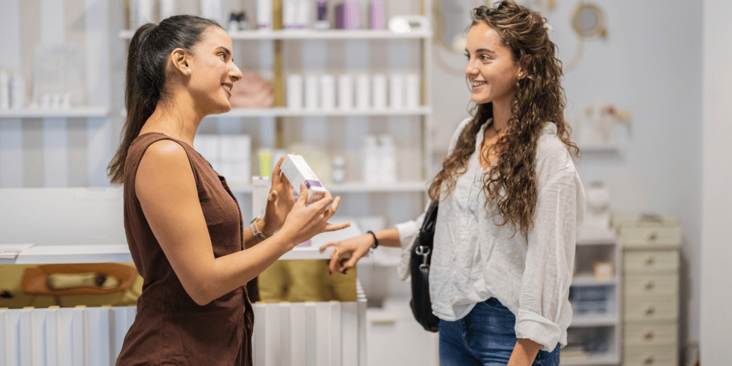 Femme vendant un produit en anglais à une cliente en magasin