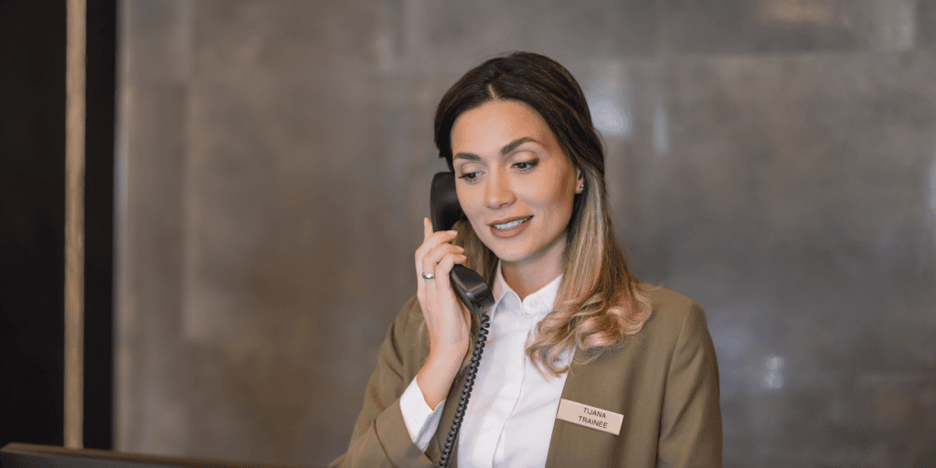 Femme parlant en anglais au téléphone