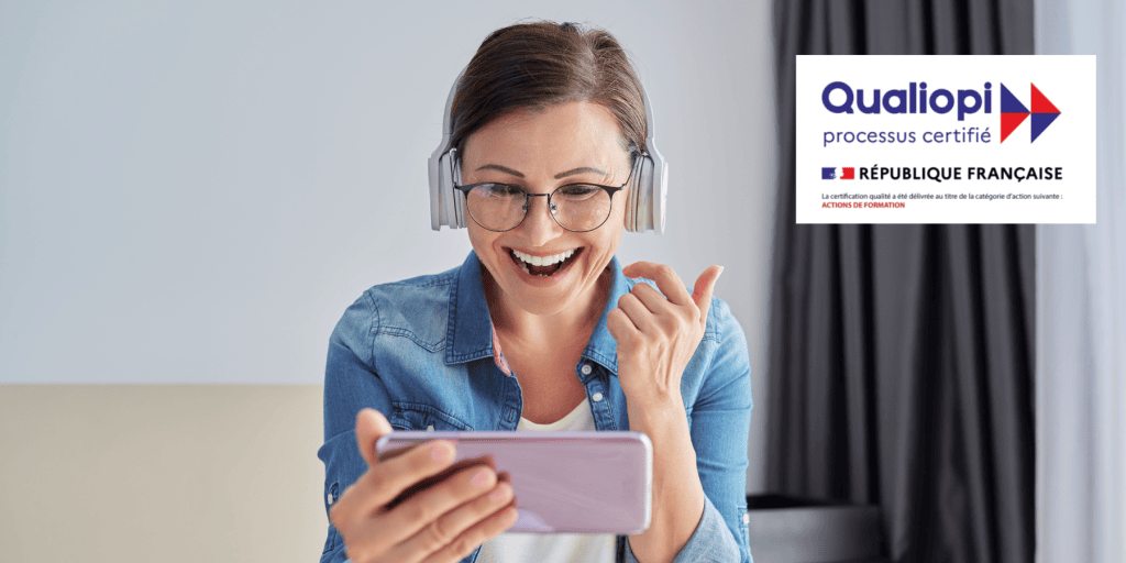 Femme suivant sur son téléphone un cours d'anglais